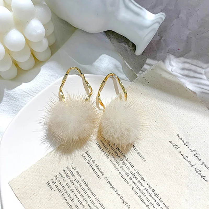 LOVOACC Autumn Winter Soft Plush POMPON Earrings for Women Brown Pluffy Love Heart Hairball Dangle Earrings Cute Korean Jewelry
LOVOACC Autumn Winter Soft Plush POMPON Earrings for Women Brown Pluffy Love Heart Hairball Dangle Earrings Cute Korean Jewelry