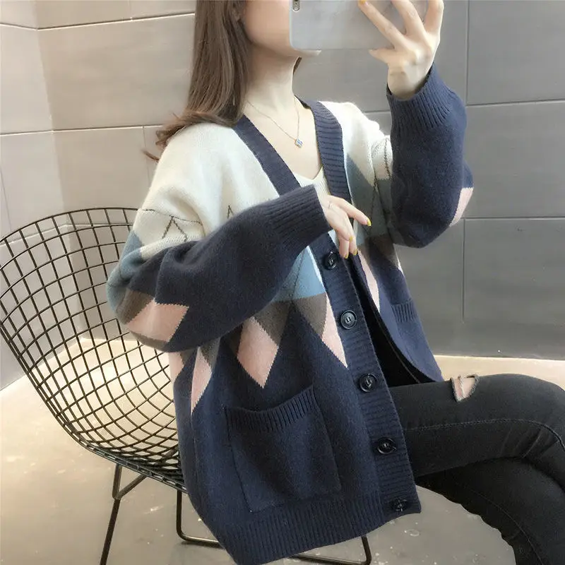 2022 Ladies Fashion New Cardigan Knitted Jacket Women Autumn And Winter All-match Long-sleeved V-neck Color-block Sweater
2022 Ladies Fashion New Cardigan Knitted Jacket Women Autumn And Winter All-match Long-sleeved V-neck Color-block Sweater