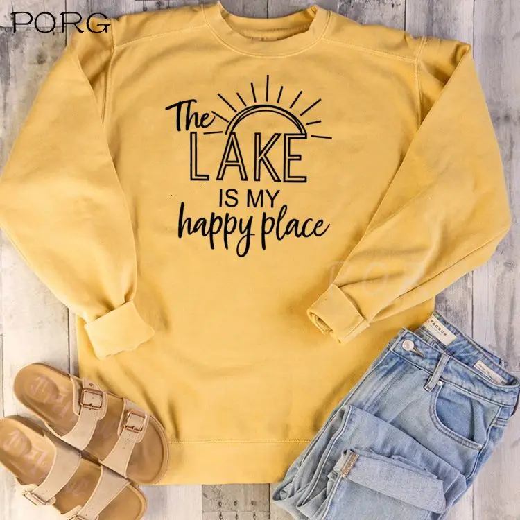 Женский свитшот с надписью «The Lake Is My Happy Place» и круглым вырезом
Женский свитшот с надписью «The Lake Is My Happy Place» и круглым вырезом