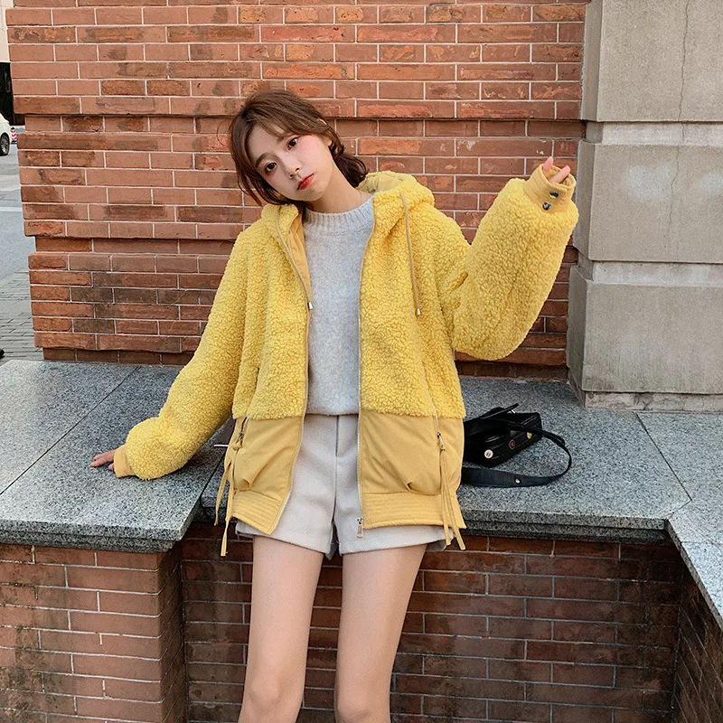 Winter 2020 short lamb wool splicing women's cotton padded jacket warm and loose casual hooded lamb wool coat
Winter 2020 short lamb wool splicing women's cotton padded jacket warm and loose casual hooded lamb wool coat