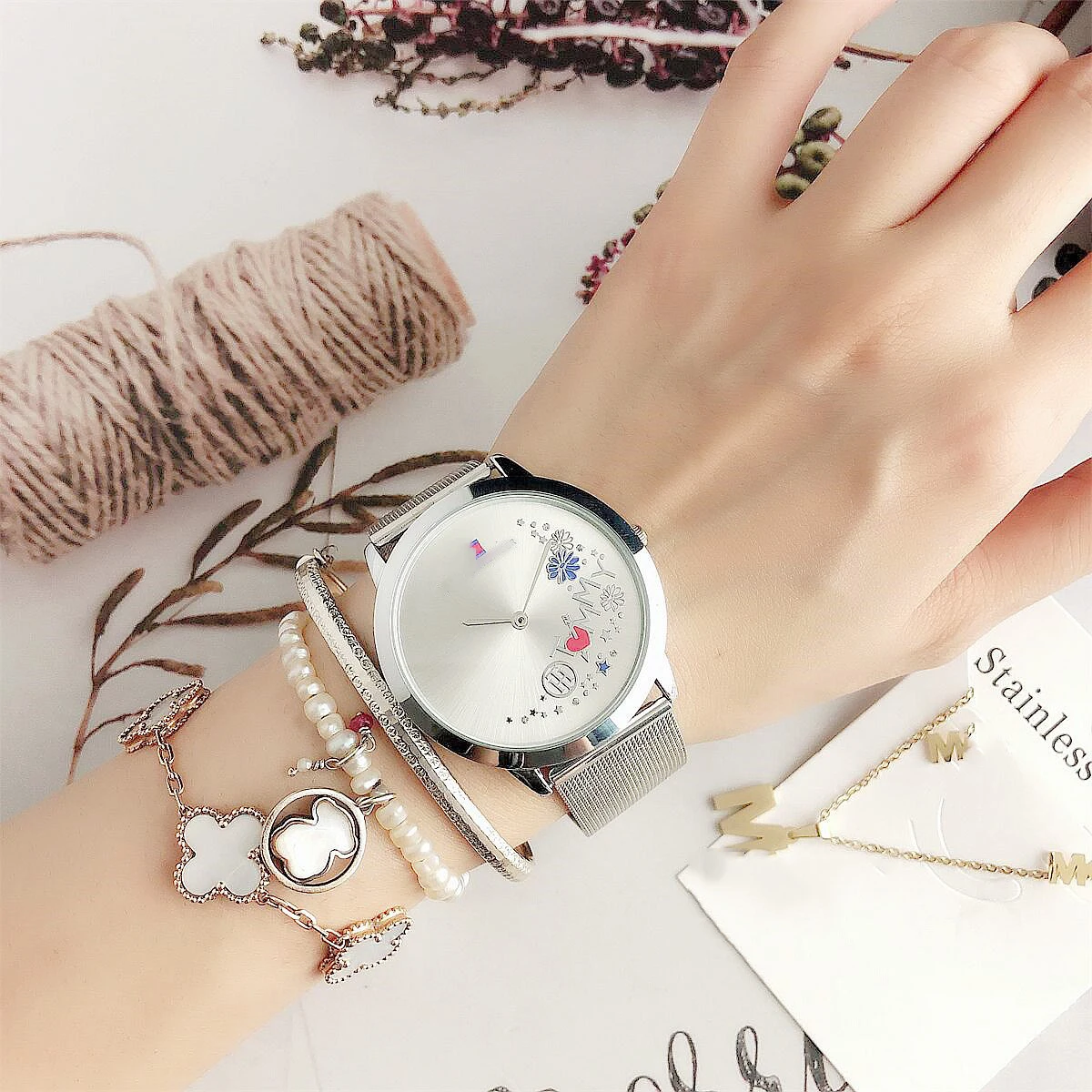 часы Brand New Comes To Market 2021 Leisure Simple Strap Lover Watches relógio Retro Fashion Lovely Flower Quartz Lady's Watch
часы Brand New Comes To Market 2021 Leisure Simple Strap Lover Watches relógio Retro Fashion Lovely Flower Quartz Lady's Watch
