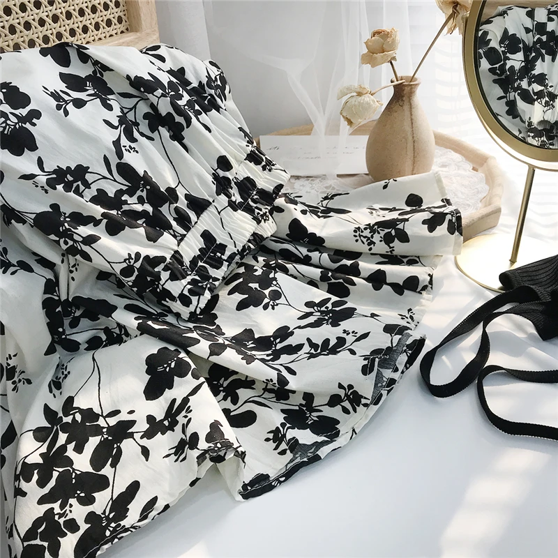 Женская винтажная юбка с высокой талией, черная трапециевидная юбка средней длины с цветочным принтом, элегантная длинная юбка в Корейском ... 
Женская винтажная юбка с высокой талией, черная трапециевидная юбка средней длины с цветочным принтом, элегантная длинная юбка в Корейском ...