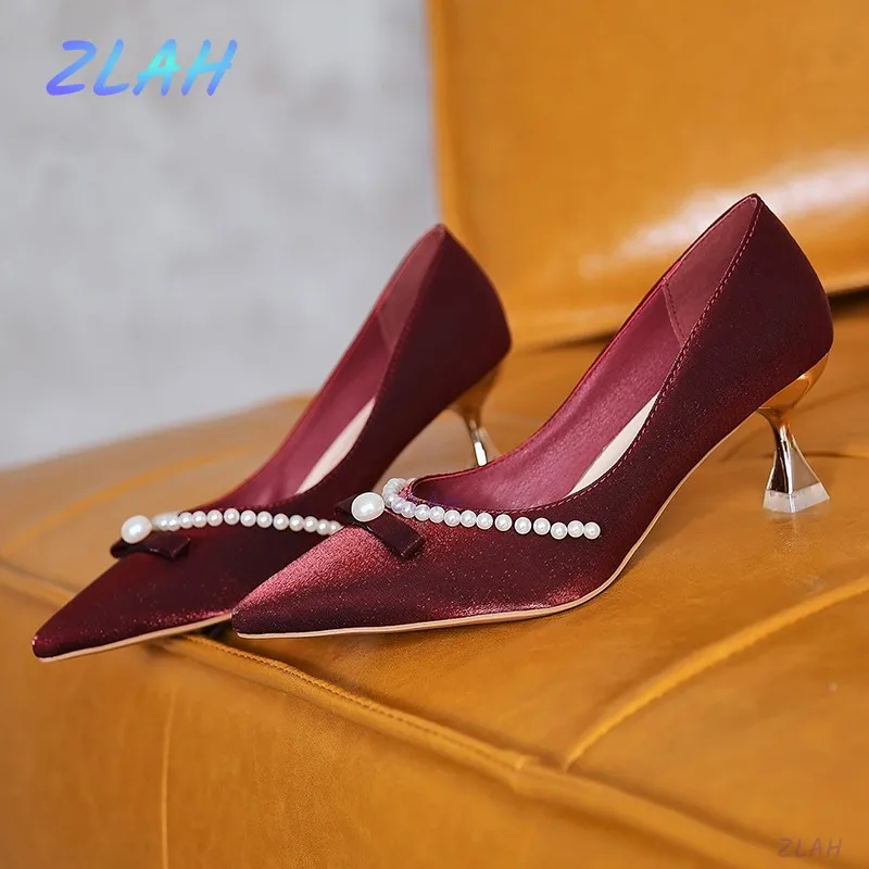 Женские туфли-лодочки на высоком каблуке, с острым носком
Женские туфли-лодочки на высоком каблуке, с острым носком