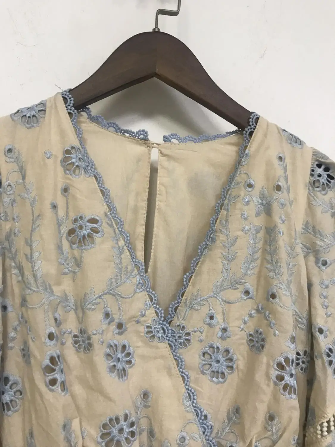 Women V-neck Dress Hollow out Sweet Elastic Waist Floral Embroidery Flare Sleeve Dress Female Clothes Summer
Women V-neck Dress Hollow out Sweet Elastic Waist Floral Embroidery Flare Sleeve Dress Female Clothes Summer