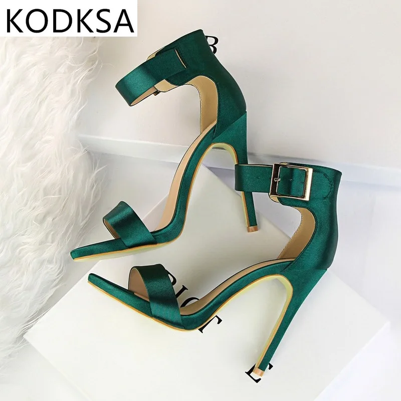 2021 Plus Size 34-43 Women Satin 11cm High Heels Fetish Silk Sandals Gladiator Summer Shoes Lady Green Platform Purple Red Pumps
2021 Plus Size 34-43 Women Satin 11cm High Heels Fetish Silk Sandals Gladiator Summer Shoes Lady Green Platform Purple Red Pumps