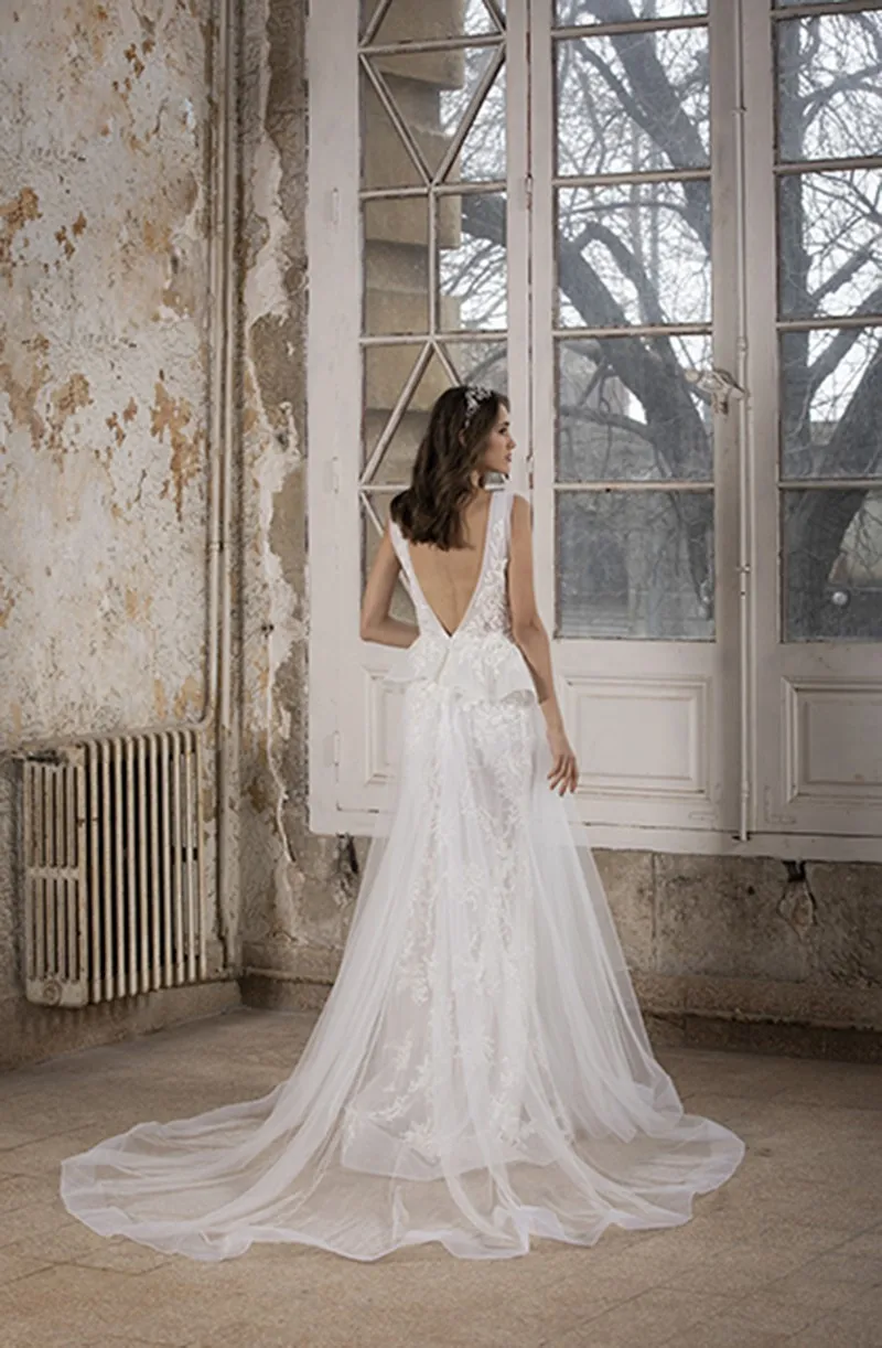 Fashion Lace Wedding Dresses Sexy Deep V Neck Lace Appliques Bridal Gowns Custom Made Backless Sweep Train A Line Wedding Dress
Fashion Lace Wedding Dresses Sexy Deep V Neck Lace Appliques Bridal Gowns Custom Made Backless Sweep Train A Line Wedding Dress