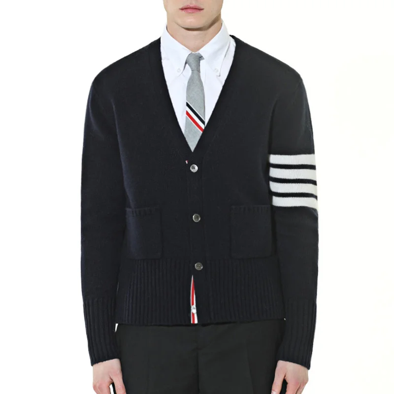 Мужской кашемировый свитер в полоску, с V-образным вырезом
Мужской кашемировый свитер в полоску, с V-образным вырезом