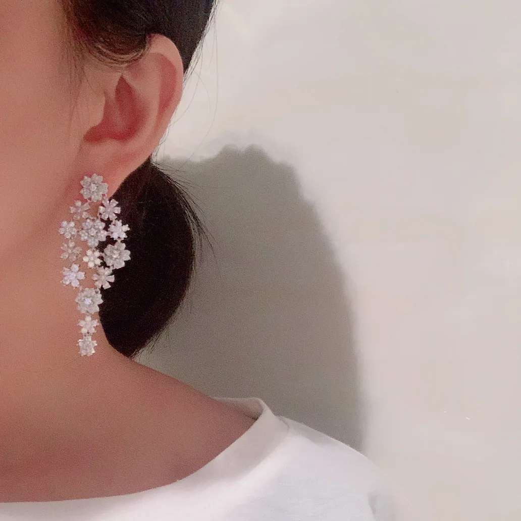 Tassel flower personality exaggerated atmosphere light luxury elegant silver needle long flower bride earrings
Tassel flower personality exaggerated atmosphere light luxury elegant silver needle long flower bride earrings