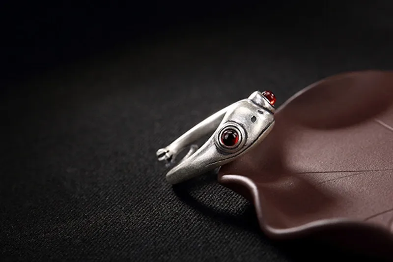 Retro Frog Ring Neutral Personality Creative Animal Neutral Red Garnet Frog Open Adjustable Ring Fine Jewelry Party Festival 
Retro Frog Ring Neutral Personality Creative Animal Neutral Red Garnet Frog Open Adjustable Ring Fine Jewelry Party Festival