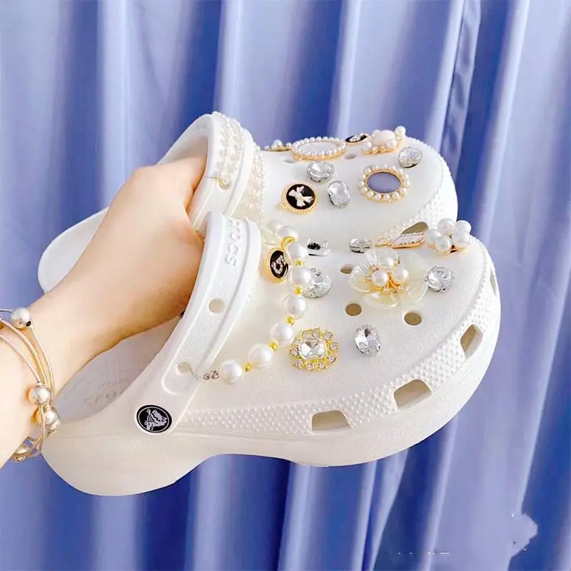 2022 Vintage Designer Croc Charms DIY Clogs Shoe Buckle Bundle Fashion Flower Butterfly Girls Clogs Decorations Women Elegant
2022 Vintage Designer Croc Charms DIY Clogs Shoe Buckle Bundle Fashion Flower Butterfly Girls Clogs Decorations Women Elegant
