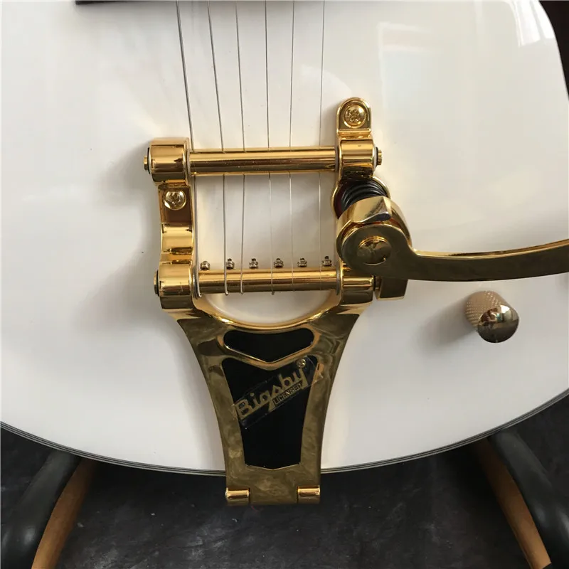 Half Empty Heart Body Electric Guitar, White Jazz Red Sandalwood Tuning Fork, Custom Factory With Vibrato, New Style, Real Photo
Half Empty Heart Body Electric Guitar, White Jazz Red Sandalwood Tuning Fork, Custom Factory With Vibrato, New Style, Real Photo