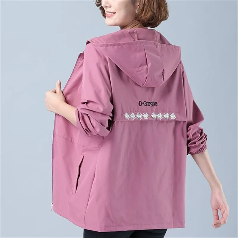 2020Autumn Thin Windbreaker Korean Large size Loose Hooded Coat Casual Female Embroidery Outwear Women Jackets Plus SIze 5XL 127
2020Autumn Thin Windbreaker Korean Large size Loose Hooded Coat Casual Female Embroidery Outwear Women Jackets Plus SIze 5XL 127