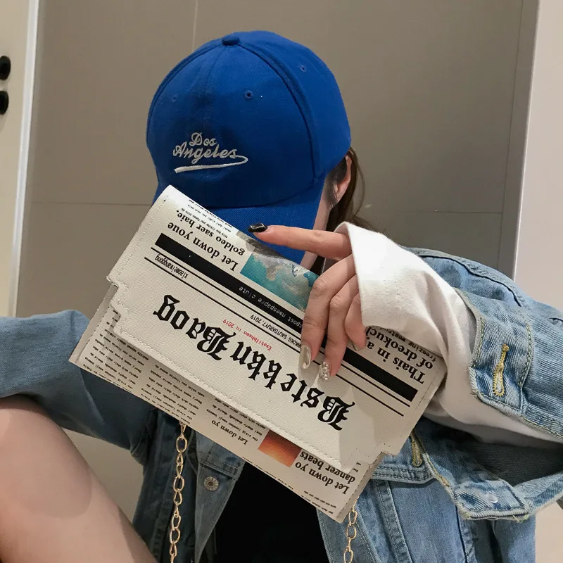 Сумка-мессенджер на цепочке для женщин, индивидуальная модная маленькая квадратная сумка-мессенджер с газетами, стильные дамские сумочки
Сумка-мессенджер на цепочке для женщин, индивидуальная модная маленькая квадратная сумка-мессенджер с газетами, стильные дамские сумочки