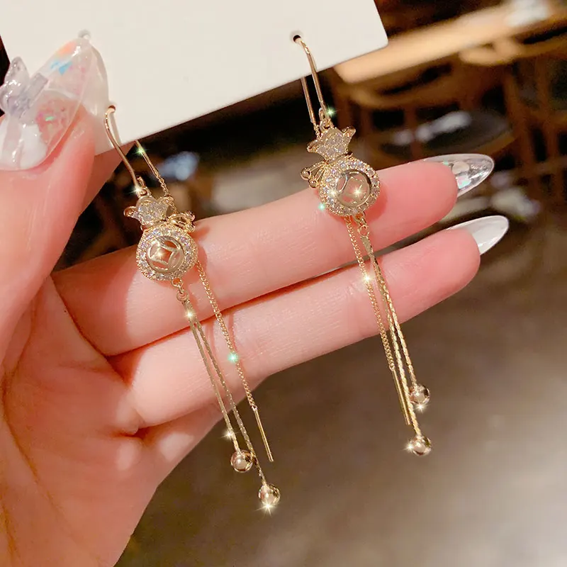 Chinese style 2021 new hollow wallet ear line trend Korean style fashion earrings long tassel earrings gift ladies jewelry
Chinese style 2021 new hollow wallet ear line trend Korean style fashion earrings long tassel earrings gift ladies jewelry