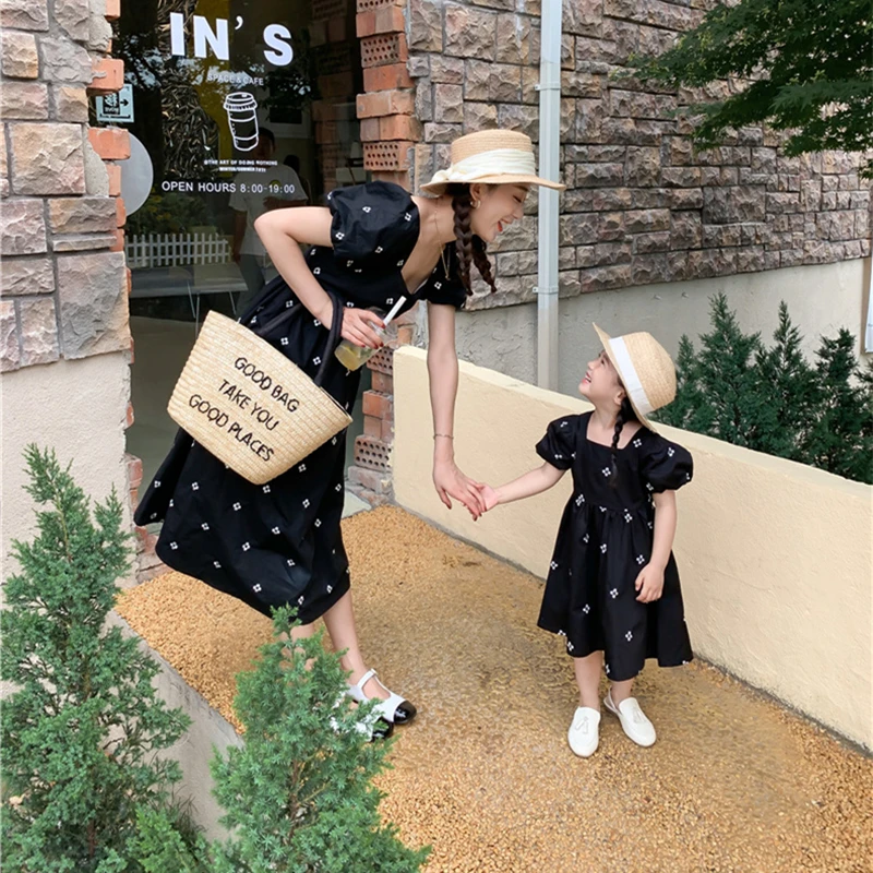 Family Matching Outfits 2021 Summer Square Collar Puff Sleeve Mid-Calf Black Embroidery Dress Mother Daughter Baby Girl Clothes
Family Matching Outfits 2021 Summer Square Collar Puff Sleeve Mid-Calf Black Embroidery Dress Mother Daughter Baby Girl Clothes