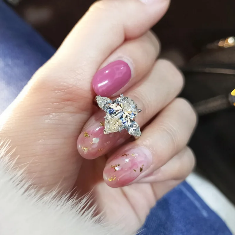 Aneis Bagues Instagram 925 Silver Luxury Created Pear Shape Moissanite Rings For Women Anniversary Engagement Fine Jewelry
Aneis Bagues Instagram 925 Silver Luxury Created Pear Shape Moissanite Rings For Women Anniversary Engagement Fine Jewelry