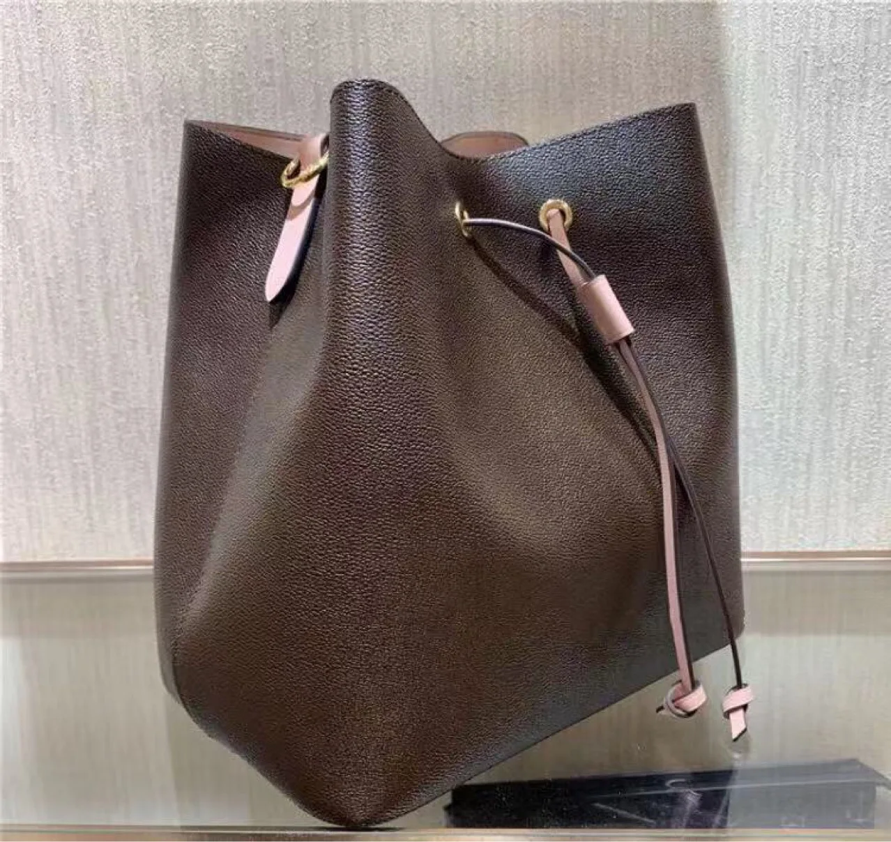 luxury bags top quality luxury brand lipstick bag Ladies shoulder messenger bag handbag bucket bag simple with words
luxury bags top quality luxury brand lipstick bag Ladies shoulder messenger bag handbag bucket bag simple with words