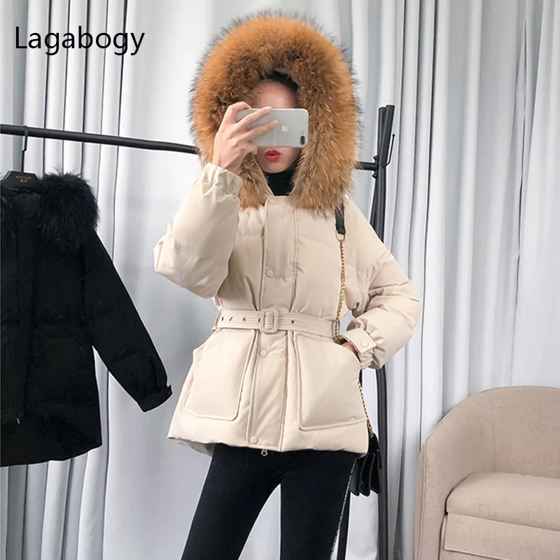 Lagabogy 2021 Big Real Raccoon Fur Collar Short Puffer Jacket Women Winter Duck Down Coat Warm Hooded Loose Overcoat Belt Parkas
Lagabogy 2021 Big Real Raccoon Fur Collar Short Puffer Jacket Women Winter Duck Down Coat Warm Hooded Loose Overcoat Belt Parkas