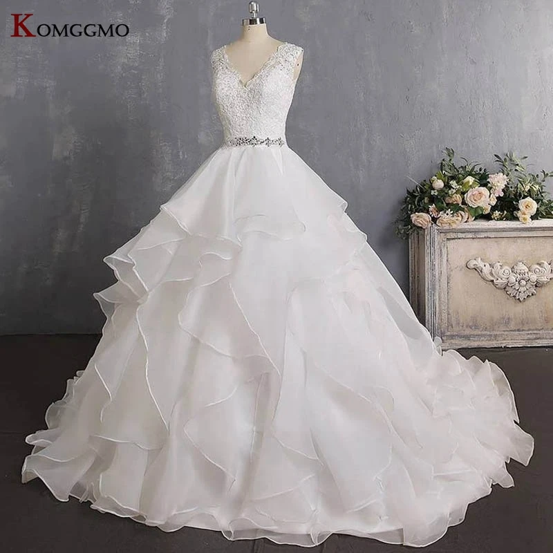 100% Real V-Neck Sleeveless Tiered Diamond Belt Bridal Ball Gown High-End Backless Embroidery Appliques Tulle Wedding Dress
100% Real V-Neck Sleeveless Tiered Diamond Belt Bridal Ball Gown High-End Backless Embroidery Appliques Tulle Wedding Dress