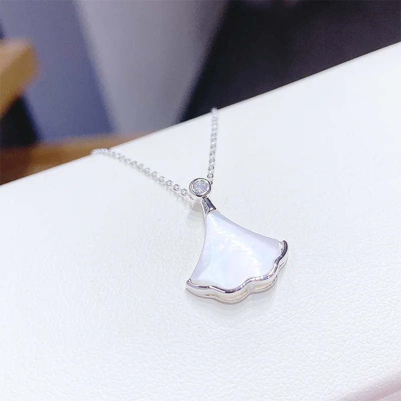 BOTU Creativity Scalloped Skirt Pendants Necklace for Women Irregular Rose Gold Sector Pendant Fashion Bijoux Femme
BOTU Creativity Scalloped Skirt Pendants Necklace for Women Irregular Rose Gold Sector Pendant Fashion Bijoux Femme