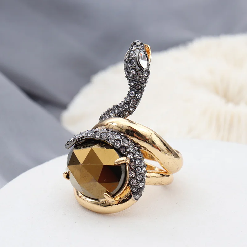 Golden serpentine gemstone inlaid irregular design European and American ghost designer ring fashion personality ring
Golden serpentine gemstone inlaid irregular design European and American ghost designer ring fashion personality ring