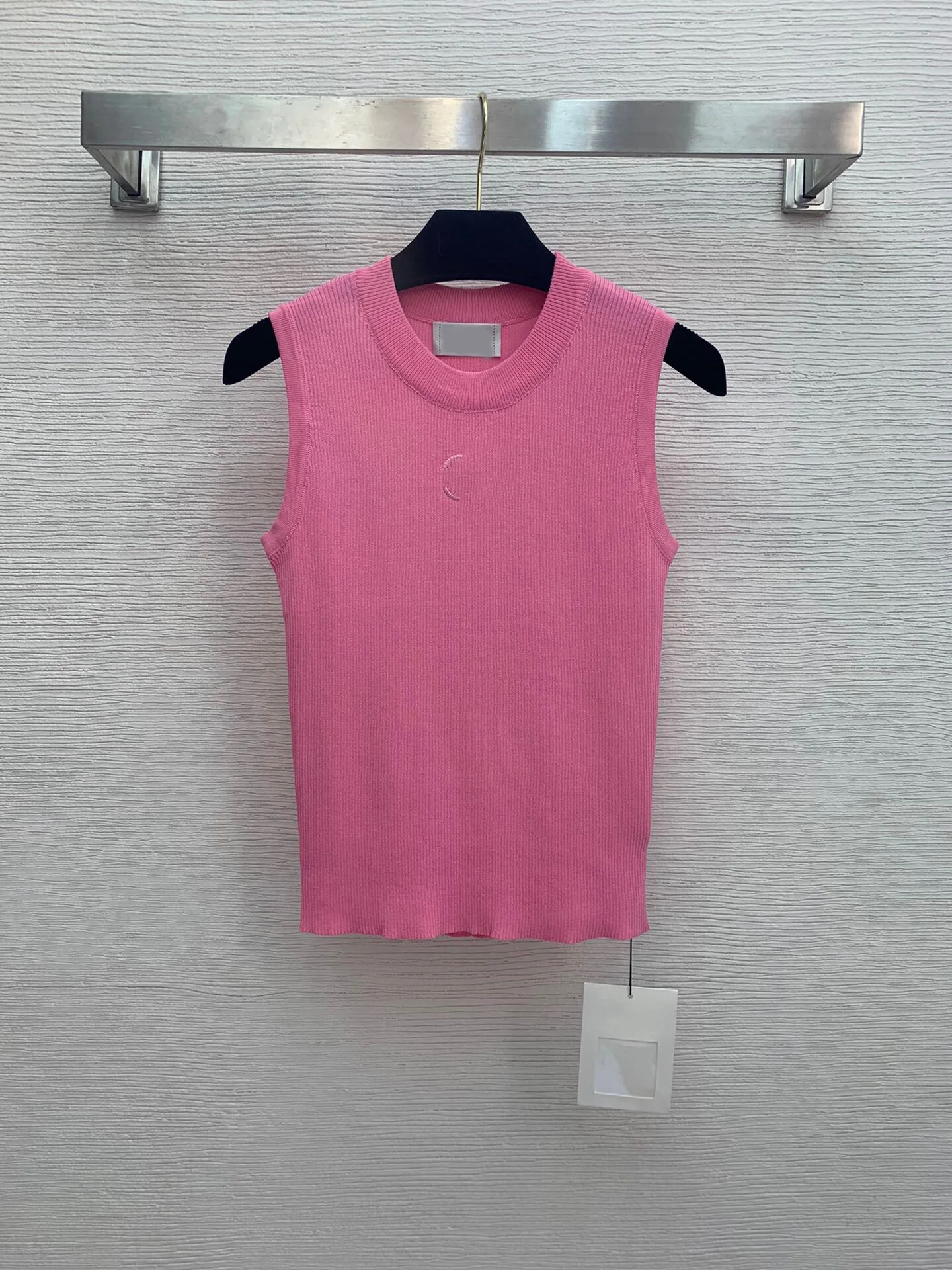 High Quality Luxury Women Summer New Letter Embroidery High Stretch Sleeveless Knitted Vest Top
High Quality Luxury Women Summer New Letter Embroidery High Stretch Sleeveless Knitted Vest Top