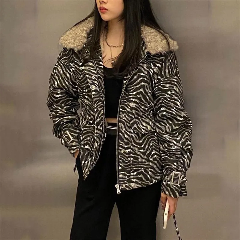 2020 Winter New Korean Leopard Printing Lapel Lamb Plush Padded Coat Women's Thick Plus Velvet Loose Cotton Padded Jacket
2020 Winter New Korean Leopard Printing Lapel Lamb Plush Padded Coat Women's Thick Plus Velvet Loose Cotton Padded Jacket