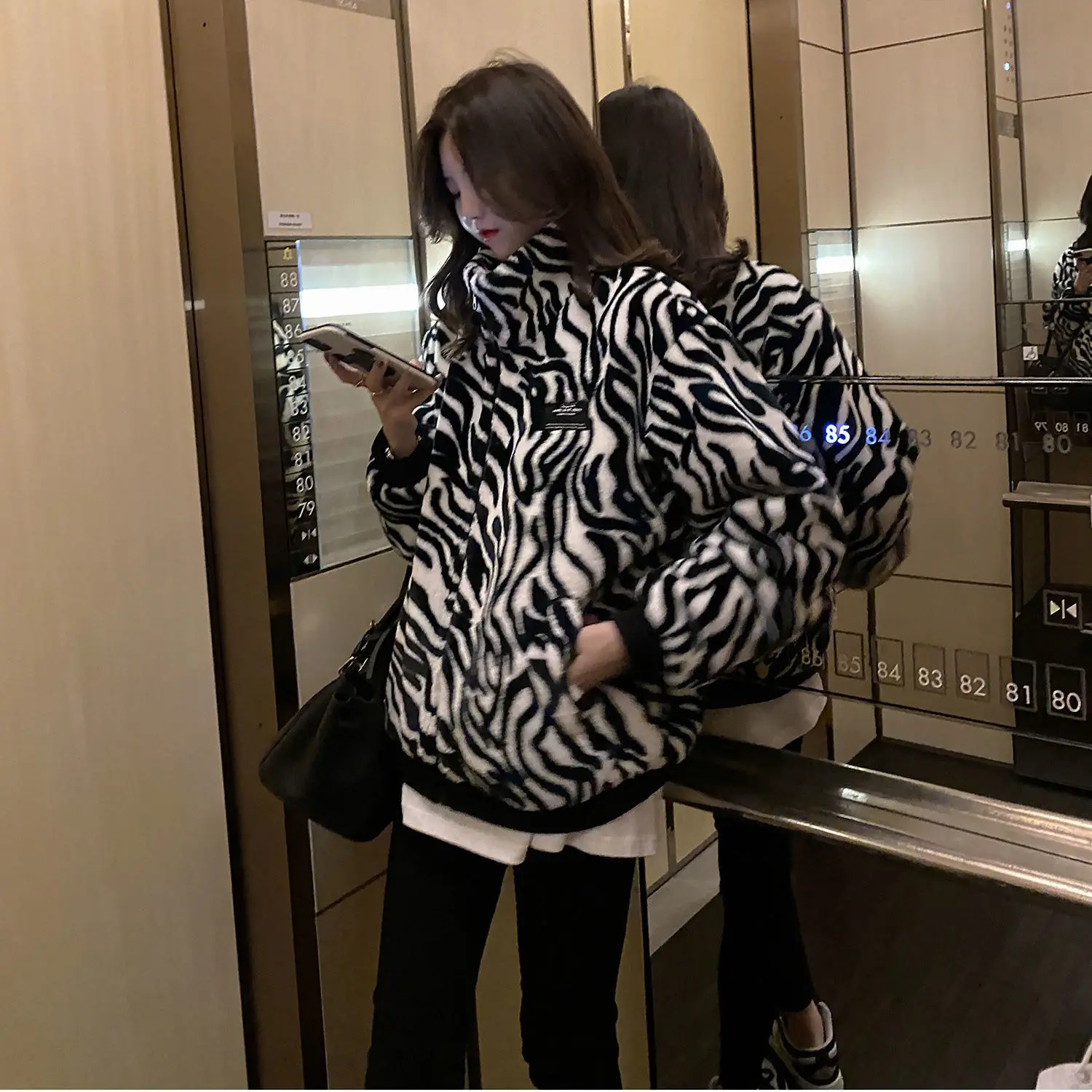 Autumn and Winter New Women's Jacket Top Zebra Pattern Warm Thickening Plush Coat Loose Fashion Coat
Autumn and Winter New Women's Jacket Top Zebra Pattern Warm Thickening Plush Coat Loose Fashion Coat
