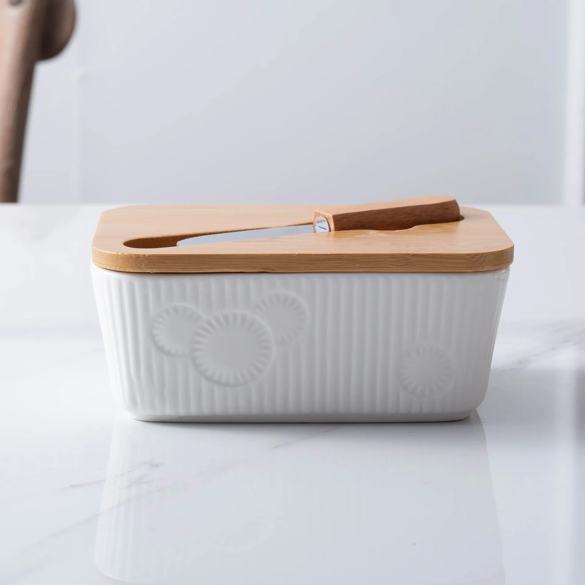 Pure White Ceramic Butter Dish Set With Cover Western Bread Plate Large Airtight Box Food Cheese Storage Box Tray With Lid
Pure White Ceramic Butter Dish Set With Cover Western Bread Plate Large Airtight Box Food Cheese Storage Box Tray With Lid