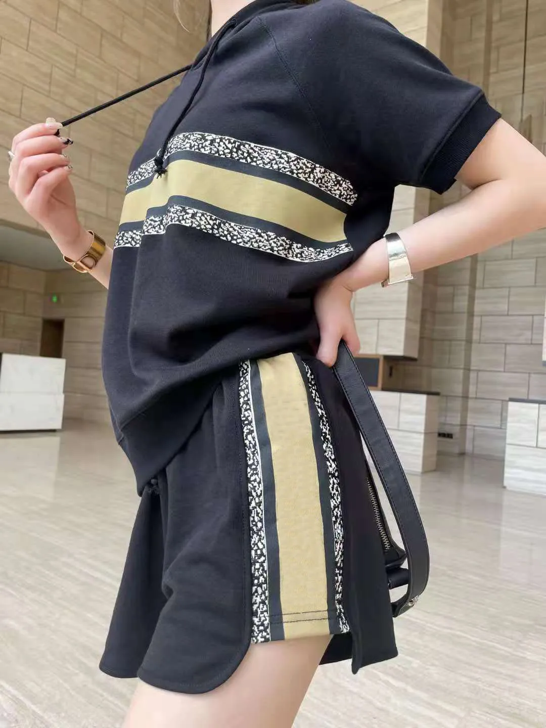2021 female summer leisure suit, three-dimensional embroidery, simple and fashionable fabric, light and comfortable, elastic wai
2021 female summer leisure suit, three-dimensional embroidery, simple and fashionable fabric, light and comfortable, elastic wai