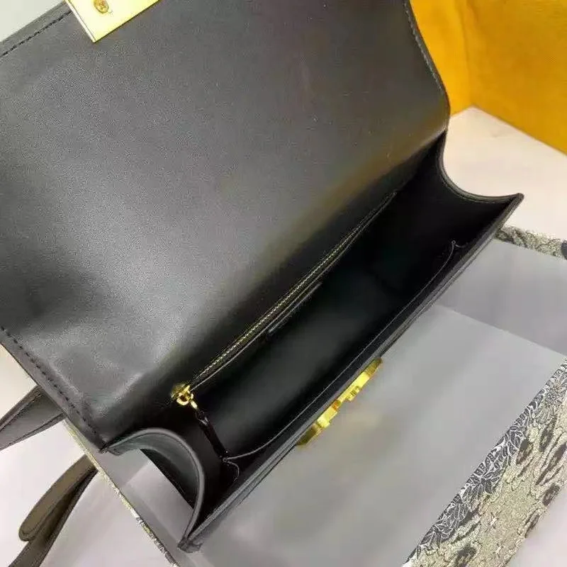 2021 hot style elegant texture one-shoulder bag, all-match slanting cross bag for women
2021 hot style elegant texture one-shoulder bag, all-match slanting cross bag for women