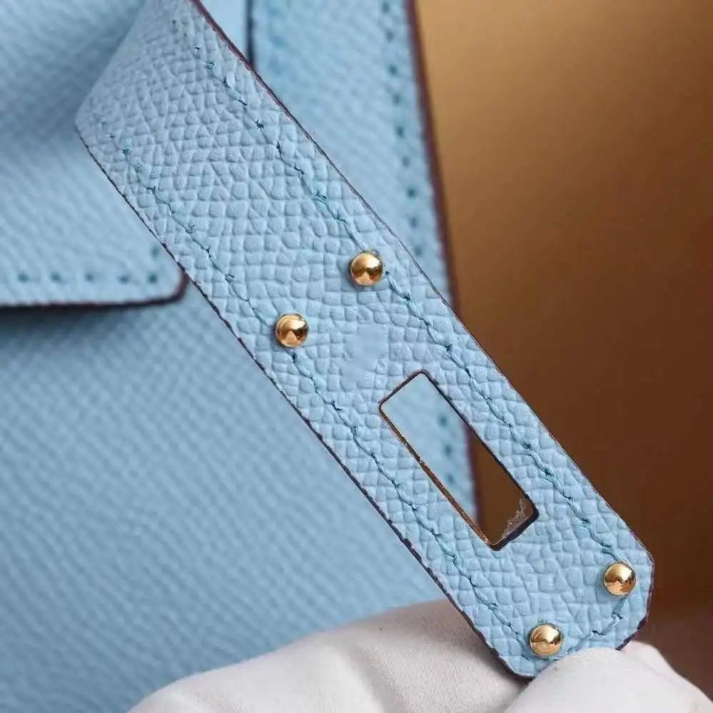 2021 new spring fashion handbags are all matched with contrasting large-capacity casual handbags
2021 new spring fashion handbags are all matched with contrasting large-capacity casual handbags
