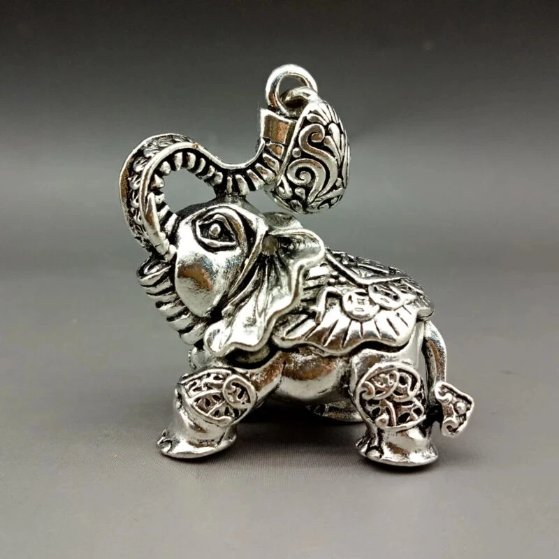 Collectable Chinese Tibetan Silver Carving Animal Elephant Exquisite Small Pendant Statues Metal Crafts
Collectable Chinese Tibetan Silver Carving Animal Elephant Exquisite Small Pendant Statues Metal Crafts