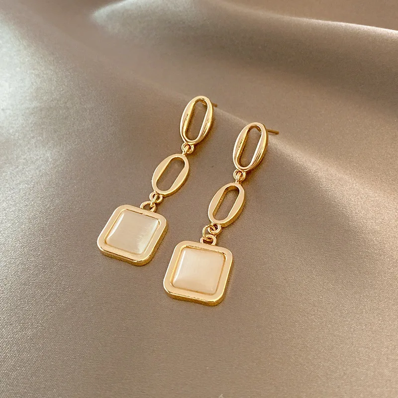 New style ladies earrings Korean women's earrings retro pendant gold earrings set 2021 trendy earrings female jewelry
New style ladies earrings Korean women's earrings retro pendant gold earrings set 2021 trendy earrings female jewelry