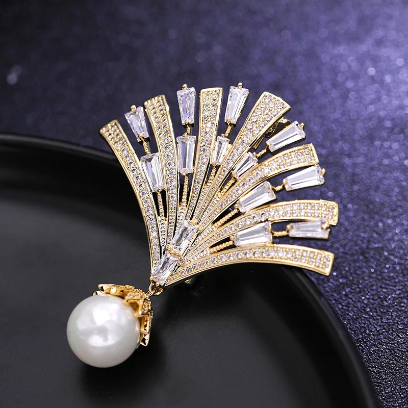 Fashion Fan Brooches Pins Women Luxurious Wedding Party Corsage Copper Gold-Plated Inlaid Zircon Pearl Geometric Brooch Pin
Fashion Fan Brooches Pins Women Luxurious Wedding Party Corsage Copper Gold-Plated Inlaid Zircon Pearl Geometric Brooch Pin