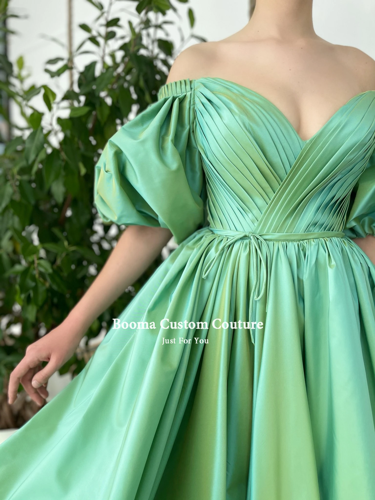 Booma Green Pleated Satin Prom Dresses Short Puff Sleeves Sweetheart High Slit Sashes Evening Dresses A-Line Formal Party Gowns 
Booma Green Pleated Satin Prom Dresses Short Puff Sleeves Sweetheart High Slit Sashes Evening Dresses A-Line Formal Party Gowns