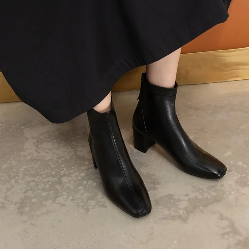 winter The New fashion British style Square head Short tube Martin boots black Beige Simplicity High heels Women boots size34-43
winter The New fashion British style Square head Short tube Martin boots black Beige Simplicity High heels Women boots size34-43