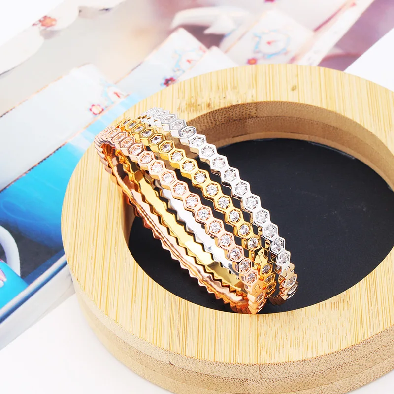 Luxury Brand Honeycomb Cuff Bracelet Hexagon Bangle Jewelry Concise Wrist Fashion Accessories Hand Ornament 3 Color Wholesale
Luxury Brand Honeycomb Cuff Bracelet Hexagon Bangle Jewelry Concise Wrist Fashion Accessories Hand Ornament 3 Color Wholesale