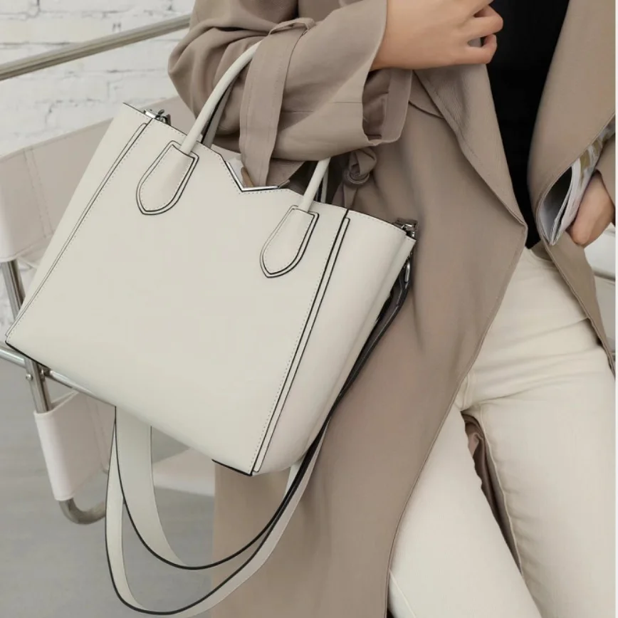 2021 New Fashion and Elegant Ladies Handbag European and American Trend All-match Messenger Bag Shoulder Bag Women Luxury
2021 New Fashion and Elegant Ladies Handbag European and American Trend All-match Messenger Bag Shoulder Bag Women Luxury
