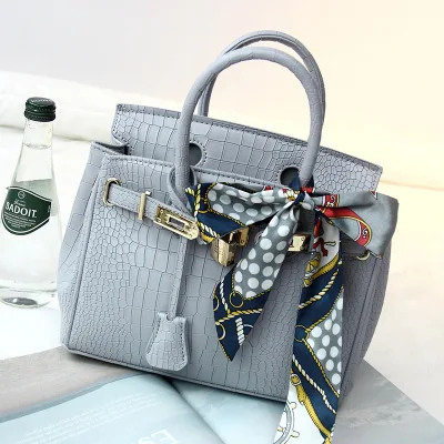 Bag women's 2021 new European and American atmosphere fashion platinum bag fashion shoulder slung portable handbag designer bag
Bag women's 2021 new European and American atmosphere fashion platinum bag fashion shoulder slung portable handbag designer bag