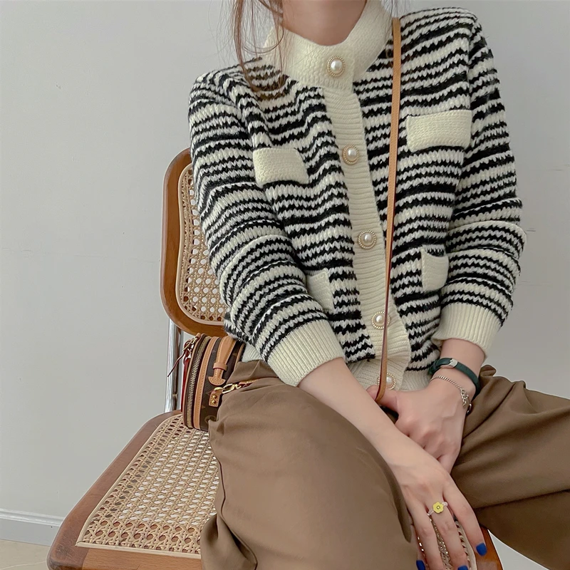 2021 New Knit Cardigan Sweater O-Neck Striped Harajuku Vintage Sweaters For Women Fashion Long Sleeve Blouses Y2k Clothes 
2021 New Knit Cardigan Sweater O-Neck Striped Harajuku Vintage Sweaters For Women Fashion Long Sleeve Blouses Y2k Clothes