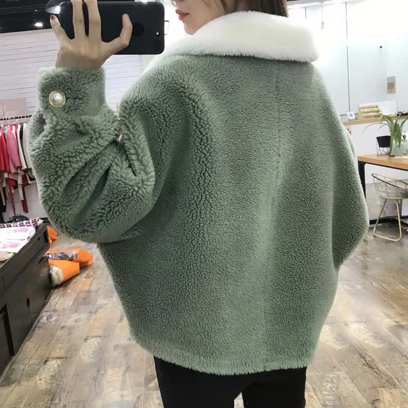Plus size sheep fur coat female winter new jacket short style Pearl buttons and Cloth bag overcoat turn-down collar
Plus size sheep fur coat female winter new jacket short style Pearl buttons and Cloth bag overcoat turn-down collar