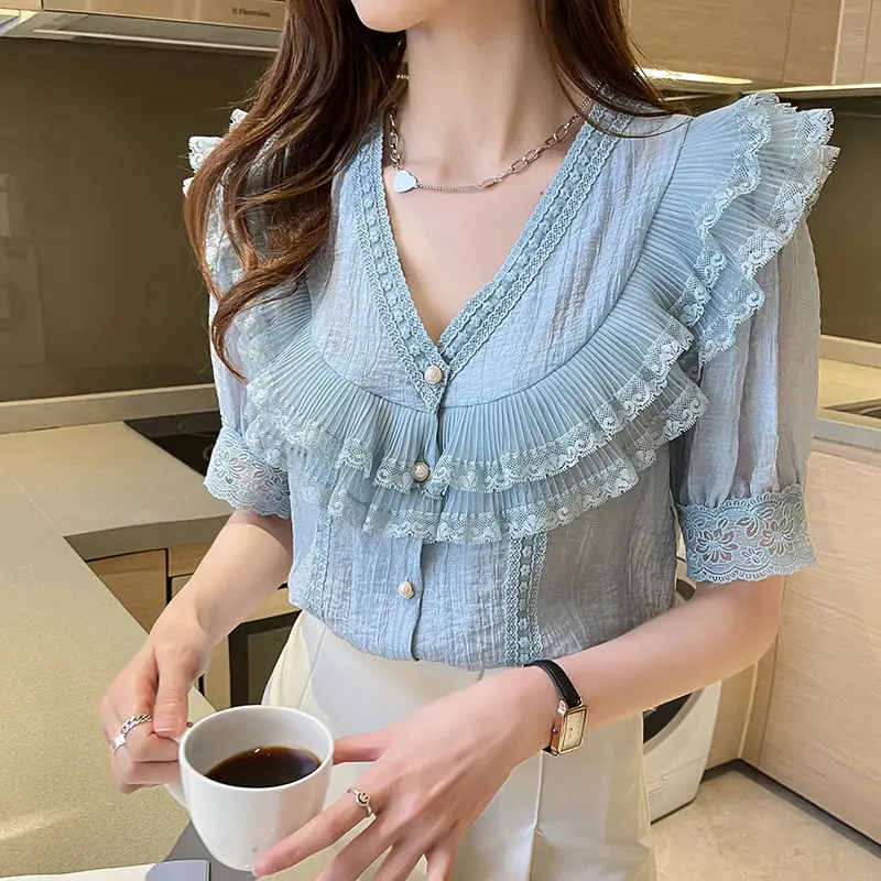 2021 summer temperament V-neck bubble sleeve Fashion Chiffon shirt thin lace shirt belly covering top
2021 summer temperament V-neck bubble sleeve Fashion Chiffon shirt thin lace shirt belly covering top