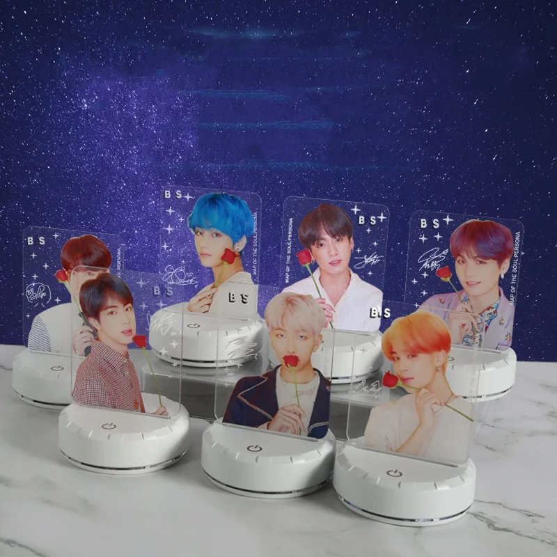 Оптовая продажа, Kpop карта души Persona, красочные светящиеся фигурки Bangtan Boys, стоячий акриловый прозрачный ночсветильник, настольная лампа
Оптовая продажа, Kpop карта души Persona, красочные светящиеся фигурки Bangtan Boys, стоячий акриловый прозрачный ночсветильник, настольная лампа
