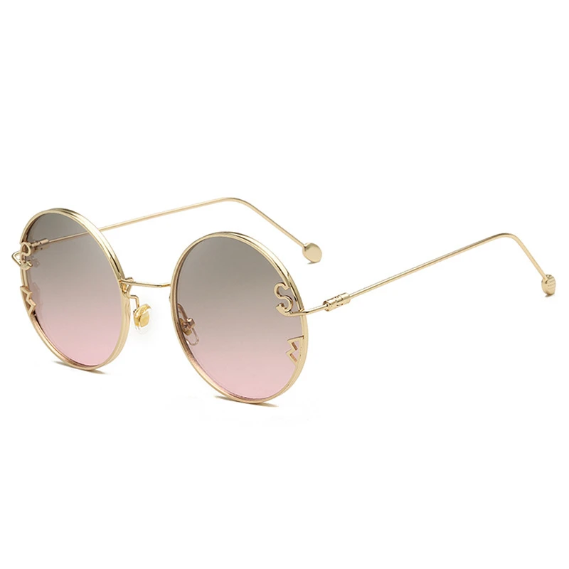 Новые модные солнцезащитные очки S-образной формы для мужчин и женщин с одинаковой металлической круглой большой оправой 8379 
Новые модные солнцезащитные очки S-образной формы для мужчин и женщин с одинаковой металлической круглой большой оправой 8379