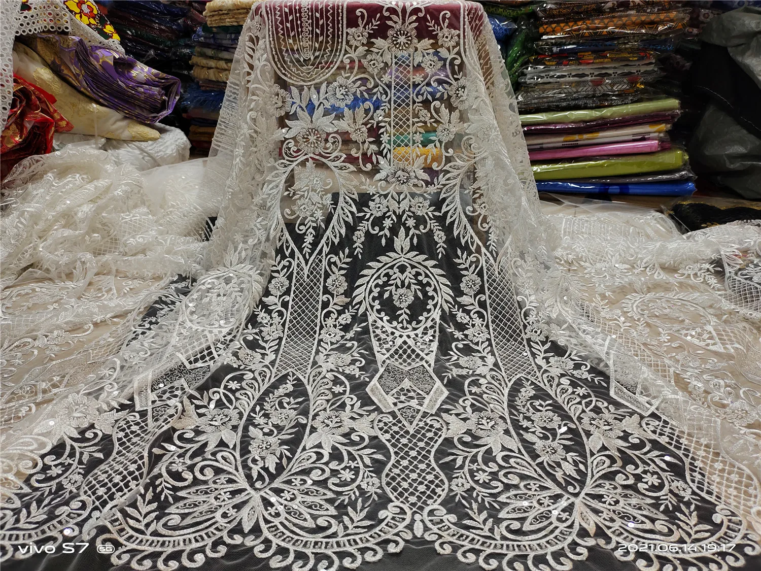 Latest 2021 High Quality African Nigerian Tulle Lace Fabric With Sequins Embroidery Sewing Guipure Organza Prom Dresses 5yards 
Latest 2021 High Quality African Nigerian Tulle Lace Fabric With Sequins Embroidery Sewing Guipure Organza Prom Dresses 5yards