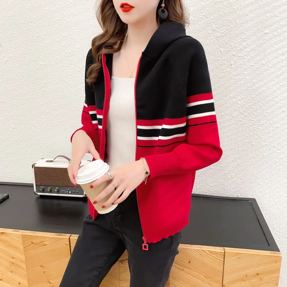 2021 spring and autumn new hooded color matching casual short long sleeve knitted cardigan sweater women's coat
2021 spring and autumn new hooded color matching casual short long sleeve knitted cardigan sweater women's coat