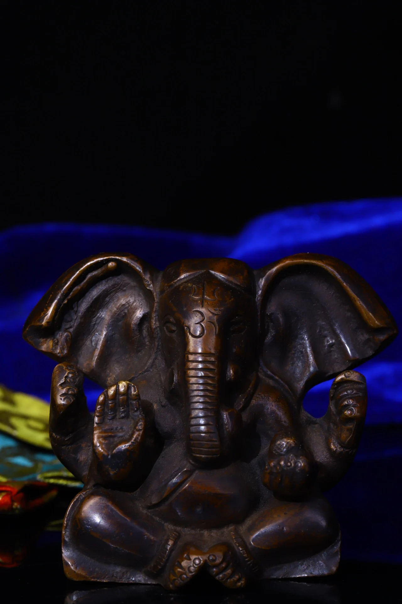 3"Tibet Temple Collection Old Bronze Elephant Trunk God of Wealth Sitting Buddha Office Ornaments Town House Exorcism
3"Tibet Temple Collection Old Bronze Elephant Trunk God of Wealth Sitting Buddha Office Ornaments Town House Exorcism