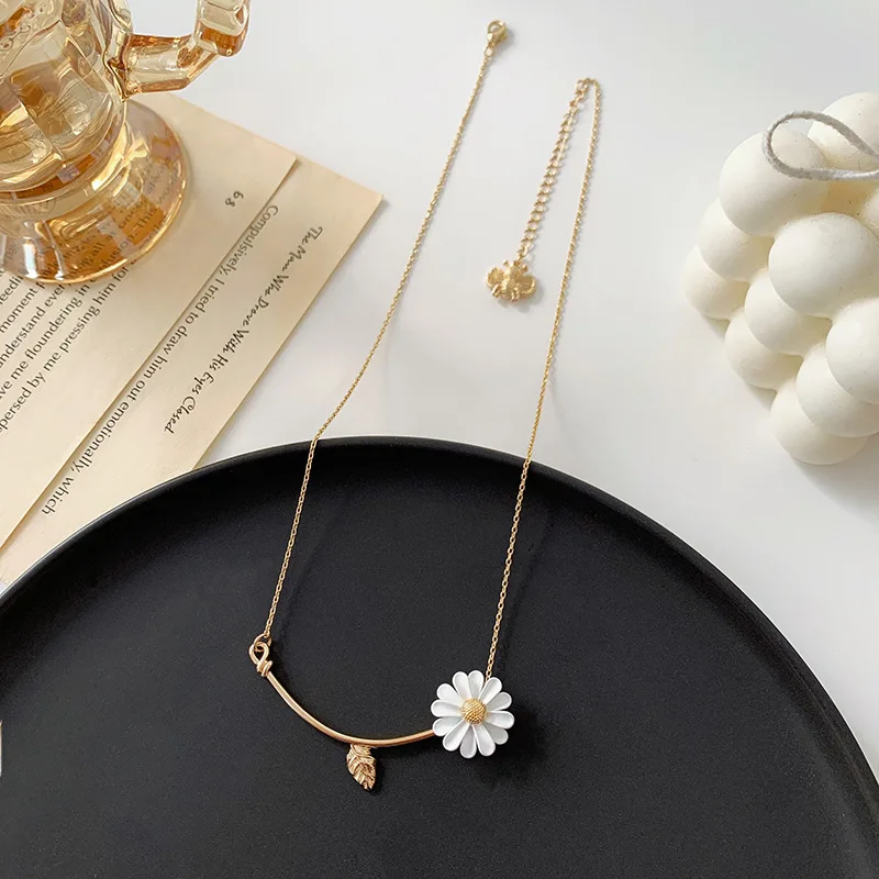 Trendy Simple Daisy Necklace for Teen Girls Alloy Pendant Choker Jewelry Necklaces for Women 2021 Trend
Trendy Simple Daisy Necklace for Teen Girls Alloy Pendant Choker Jewelry Necklaces for Women 2021 Trend