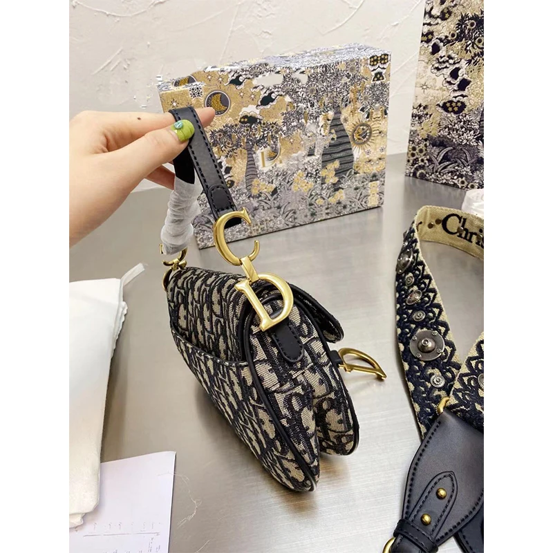 2021 New Fashion Luxury Ladies Saddle Bag Designer Collection Classic Top Quality Shoulder Bag Embroidery Handbag Bags for Women
2021 New Fashion Luxury Ladies Saddle Bag Designer Collection Classic Top Quality Shoulder Bag Embroidery Handbag Bags for Women